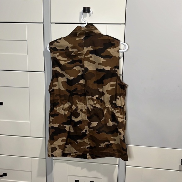 LOVE Tree. Camouflage. Vest. Zipper detail. Size medium. - Picture 4 of 4